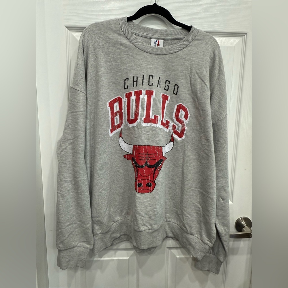 BNWT Official NBA Chicago Bulls Gray Crewneck Sweater size Large
